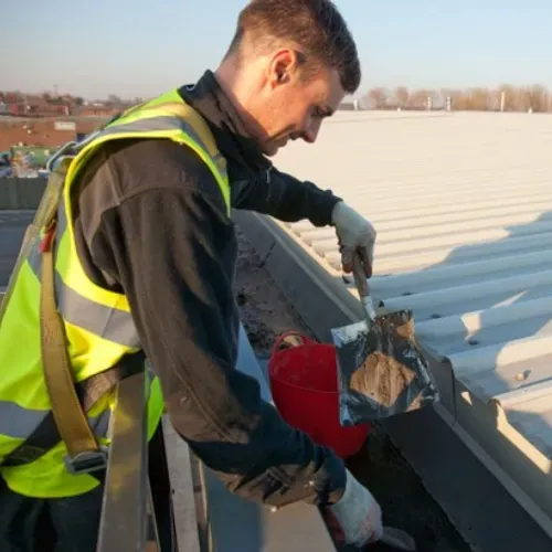 limpiar canaletas para remover escombros y hojas en burgos